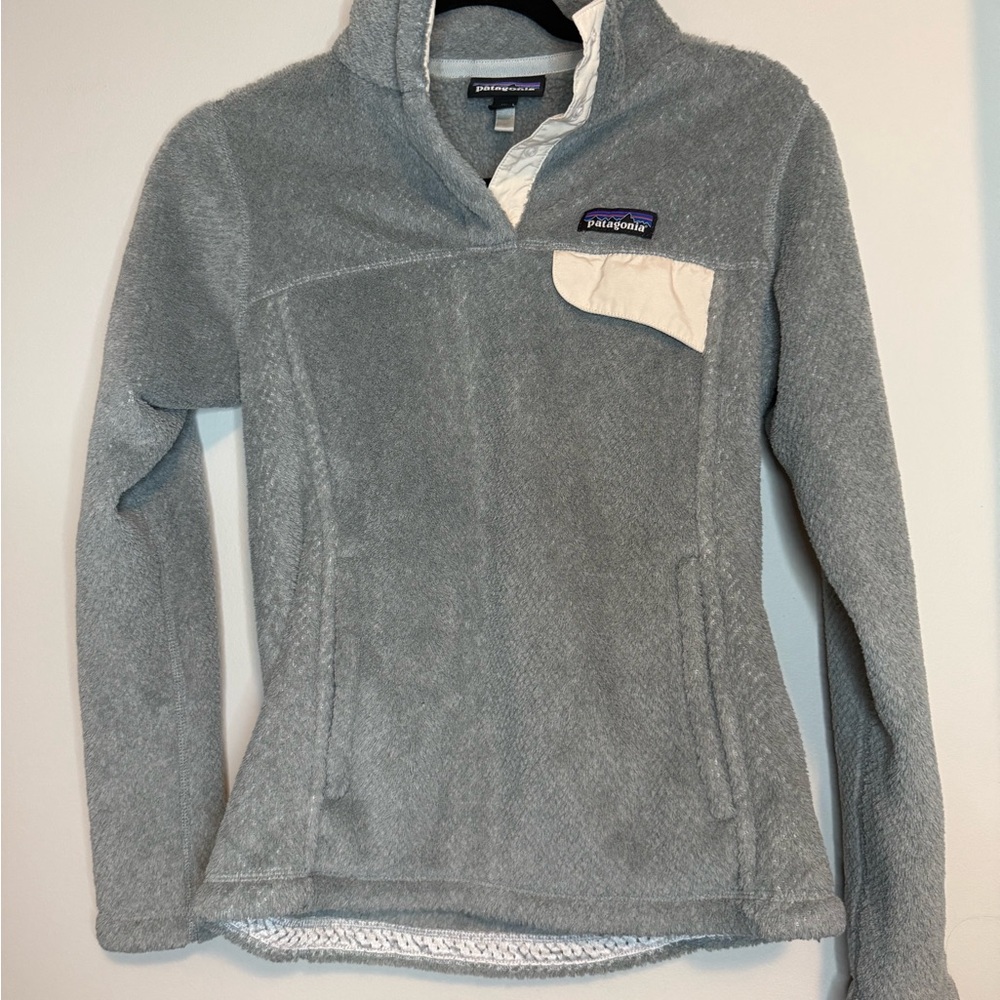 Patagonia Light Gray Fleece with Cream Accents